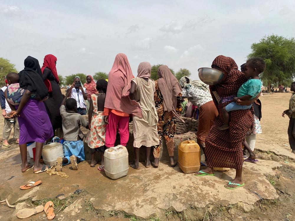 The refugees are trying to draw water from the only well in the area to quench their thirst, as the Andréssa school site lacks drinking water, food and suitable shelter for them. 