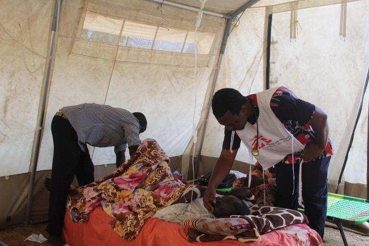 L&#039;équipe MSF visite le centre de santé d&#039;Amdjiréma/Deguessa dans la province de Sila pour traiter les cas compliqués référés par la clinique mobile ouverte sur le site d&#039;Andréssa dans l&#039;est du Tchad. 