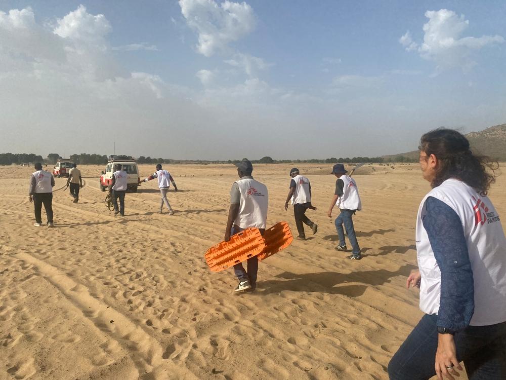 L&#039;ensemble de l&#039;équipe s&#039;efforce de désensabler les véhicules coincés dans le sable dans l&#039;est du Tchad, où la clinique mobile MSF mène des activités médicales pour les réfugiés soudanais et la communauté d&#039;accueil.