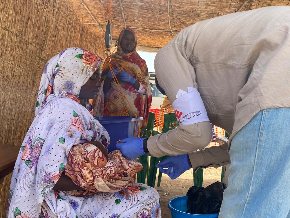 Faissal is a Sudanese laboratory technician who arrived among the refugees who fled the town of Foro Baranga to escape the violence. At the Andressa site in eastern Chad, he offers his help to MSF. 