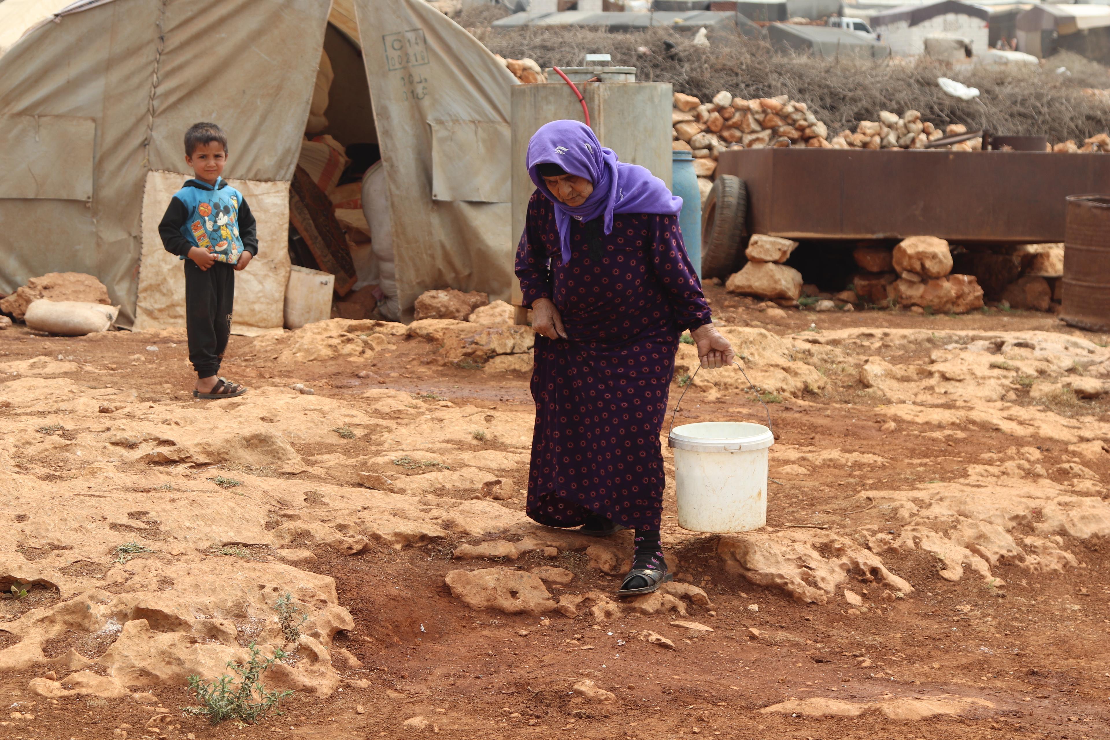 Une femme et un enfant dans un camp de déplacés du nord-ouest de la Syrie. L&#039;accès à l&#039;eau et à l&#039;hygiène est problématique pour ces populations. 2023. 