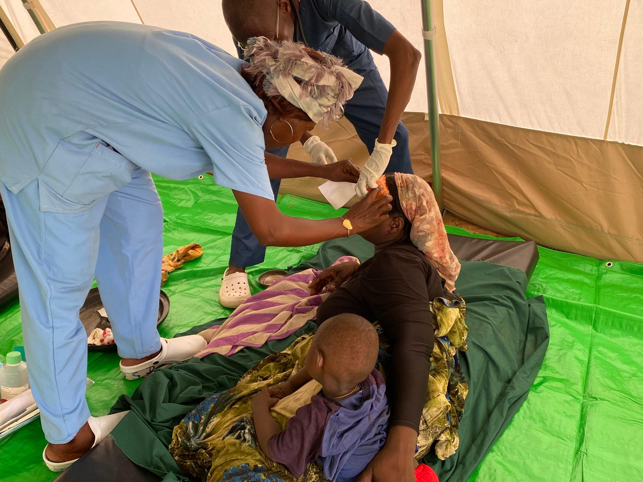 Les équipes MSF de l&#039;hôpital d&#039;Adre, au Tchad, répondent à un afflux important de blessés de guerre soudanais fuyant le conflit au Soudan. 