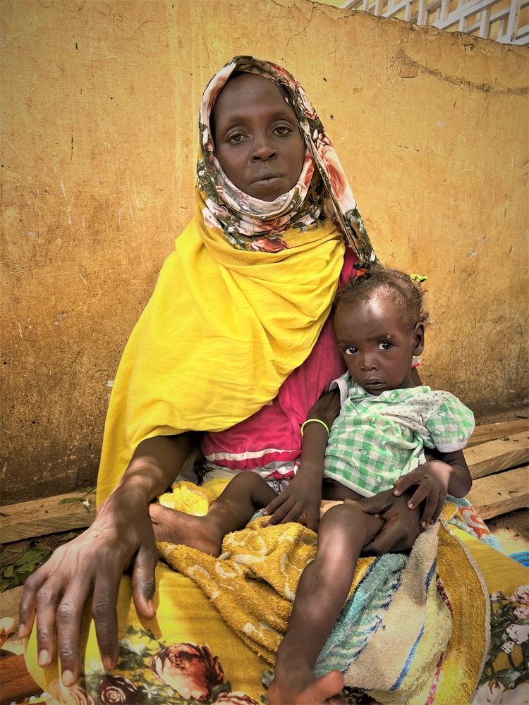 Hawaya et sa fille, Eman, patientes au service pédiatrique de l&#039;hôpital d&#039;Adré. 