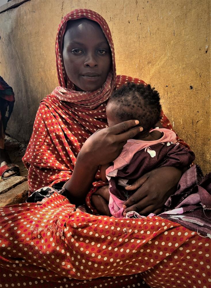 Nasra et sa fille Oula, patientes au service pédiatrique de l&#039;hôpital d&#039;Adré. 