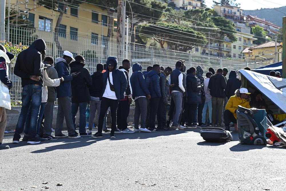 Des centaines de migrants tentent d&#039;accéder à la France depuis la ville frontalière italienne de Ventimiglia.La plupart des personnes vivant dans des conditions extrêmement dures et insalubres avant de tenter de retraverser la frontière 