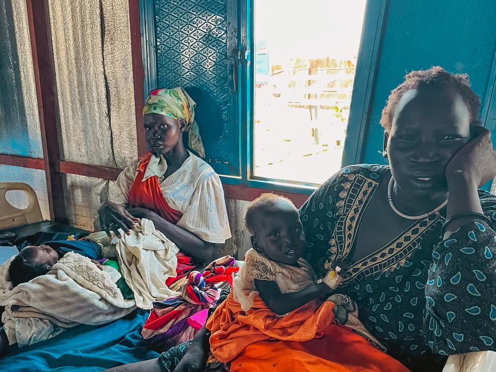 Des femmes s&#039;occupent de leurs bébés à l&#039;intérieur de l&#039;unité d&#039;isolement de la rougeole au camp de réfugiés d&#039;Um Sangour, dans l&#039;État du Nil Blanc 