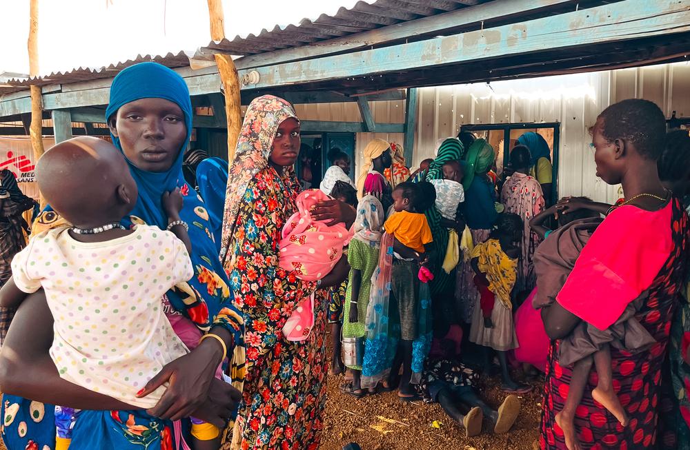 Les nouveaux arrivants de Khartoum se rassemblent pour recevoir des soins médicaux à la clinique MSF du camp de réfugiés d&#039;Um Sangour, dans l&#039;État du Nil Blanc 