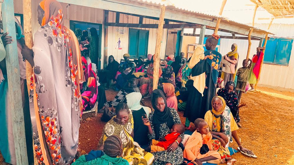 Une mère et sa fille, accompagnées de leur nouveau-né, reçoivent des soins de convalescence à la clinique MSF du camp de réfugiés d&#039;Um Sangour, dans l&#039;État du Nil Blanc 