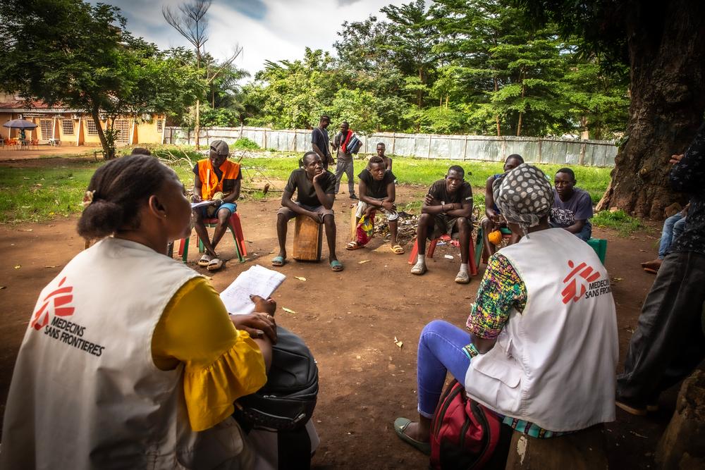 Séance de sensibilisation aux violences sexuelles et au planning familial avec des adolescents et des jeunes adultes vivant dans la rue dans un parc de Bangui. 