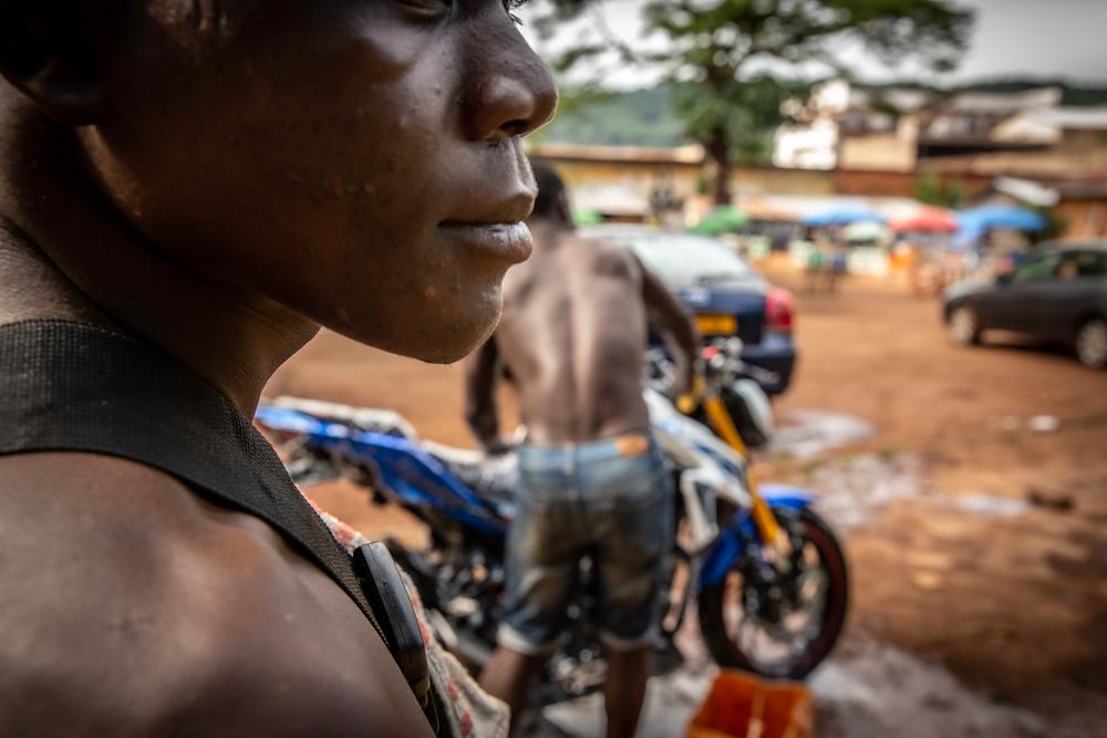 Séance de sensibilisation aux violences sexuelles et au planning familial avec des adolescents et des jeunes adultes vivant dans la rue dans un parc de Bangui. 