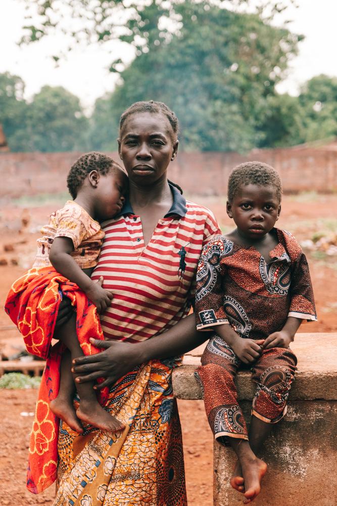 Nadia avec ses deux garçons, Guy (4 ans, à droite) et Kaleb (15 mois) à l&#039;intérieur de l&#039;hôpital régional de Bangassou soutenu par MSF. 