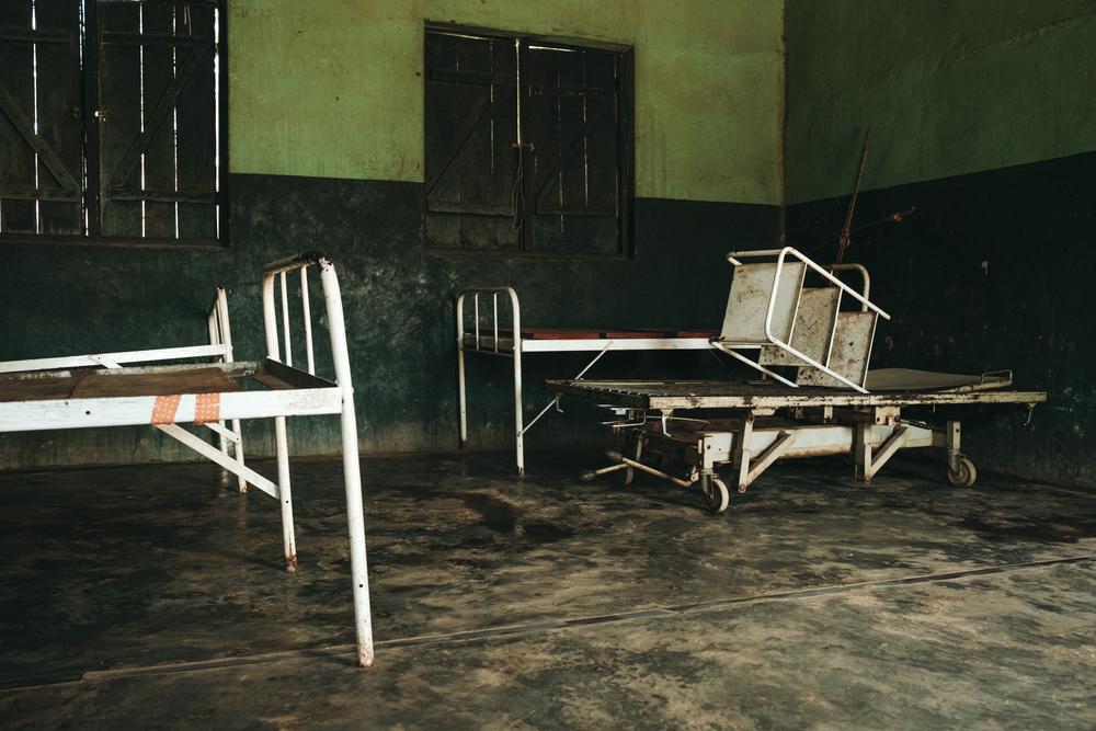 Des lits sans matelas à l'intérieur de l'hôpital secondaire de Bakouma, préfecture de Mbomou, RCA, mars 2023. 