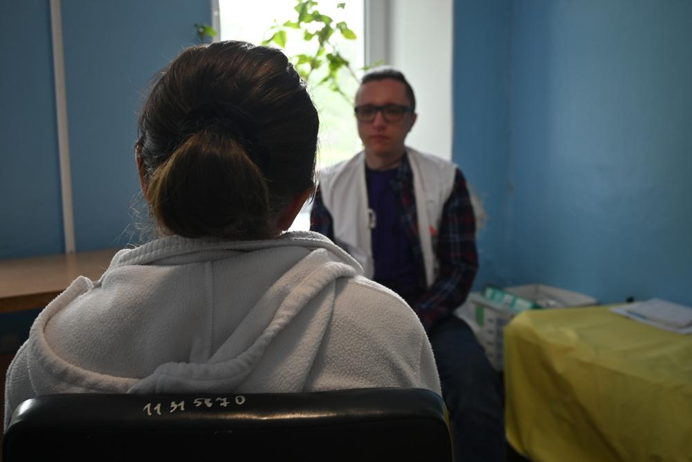 En Ukraine, la plupart des patients de MSF sont des femmes, car les hommes sont moins enclins à demander des soins psychologiques. Mai 2023. 