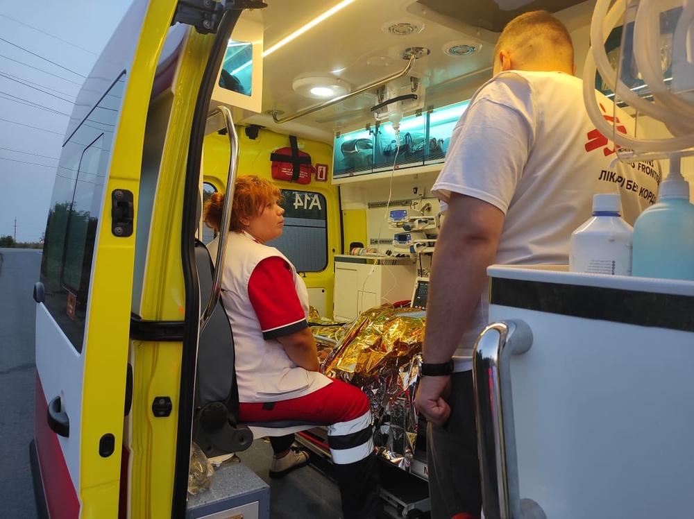 MSF transfer a patient in critical condition from Kostiantynivka hospital to medical facilities in Dnipro to receive specialised treatment. 