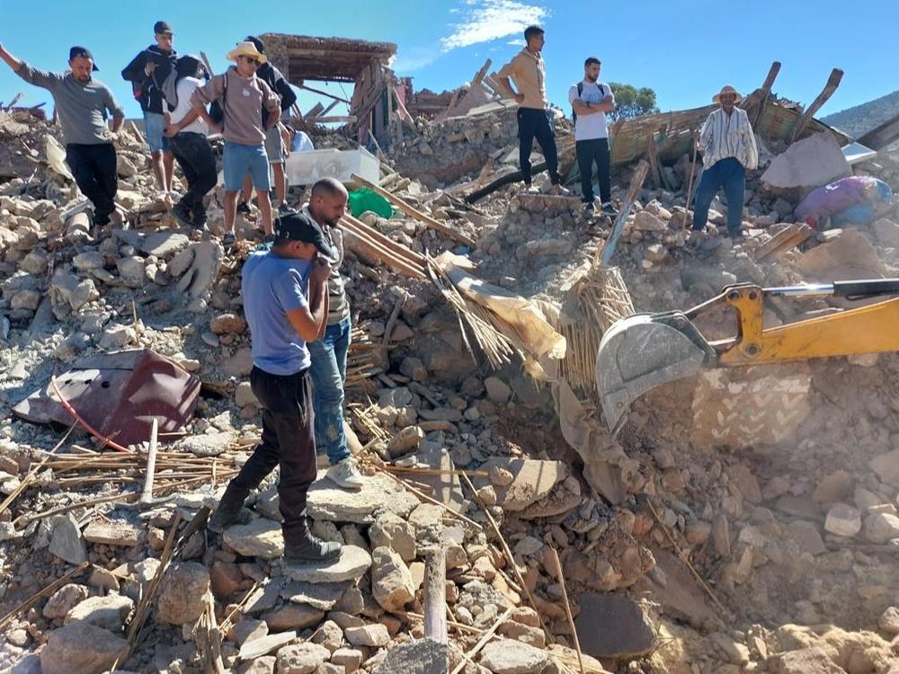 Des hommes déblaient les décombres dans la ville d&#039;Amizmiz, près de l&#039;épicentre du séisme qui a frappé le centre du Maroc vendredi 8 septembre 2023.  