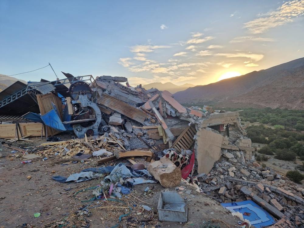 La petite ville de Talat Nyakoub, située à 95 km au sud de Marrakech, a été sévèrement touchée. De nombreux bâtiments se sont effondrés, mais quelques dizaines restent debout dans le centre. 