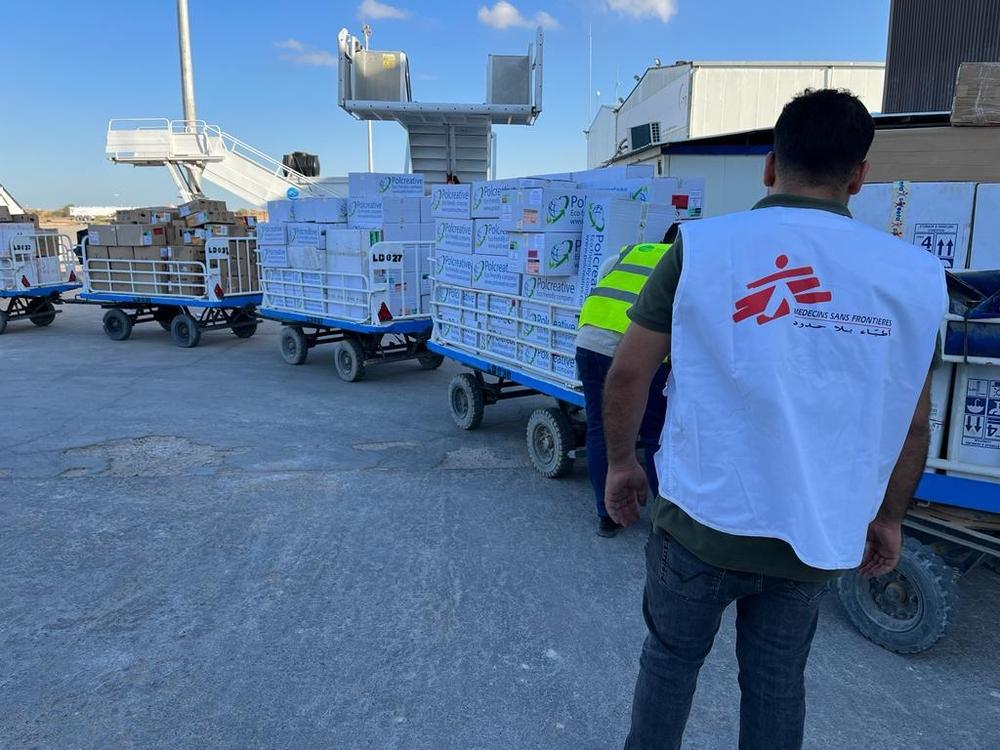 Un coordinateur logistique de MSF supervise le cargo de matériel médical à envoyer à Derna, en Libye. 13 septembre 2023. 