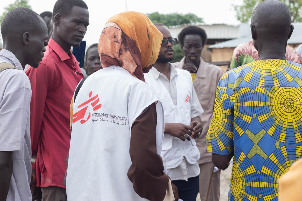 Aisha, an MSF health promoter, works with the community in the Um Sangour camp in White Nile State. 