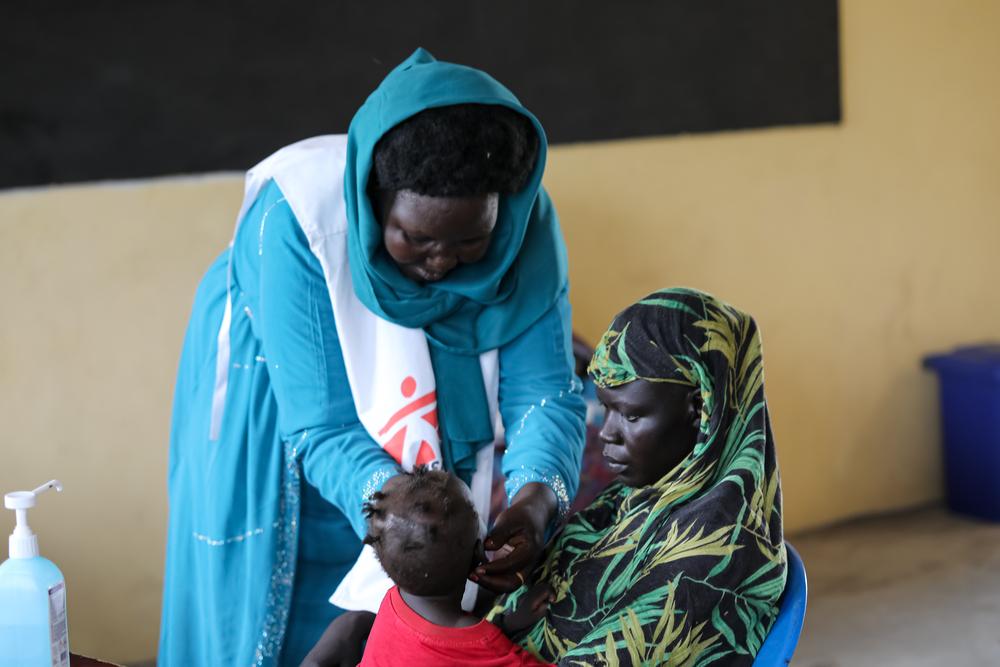 Gosipshin Edward, MSF clinical officer, examines a child at the MSF mobile clinic at the Zero Transit Centre in Renk, Upper Nile State. 