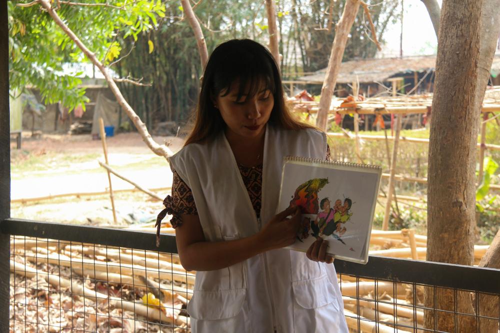 Sessions d&#039;éducation à la santé mentale dispensées par les conseillers de MSF et les agents de santé communautaires. Cette photo a été prise avant le passage du cyclone Mocha, qui a accru les besoins en matière de santé mentale. 