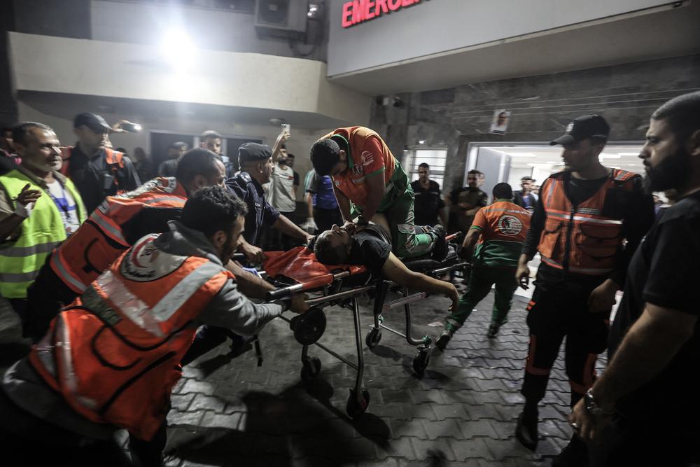 Un officier de la défense civile palestinienne blessé lors d'attaques israéliennes est réanimé sur une civière à l'hôpital Al-Shifa, dans la bande de Gaza. 