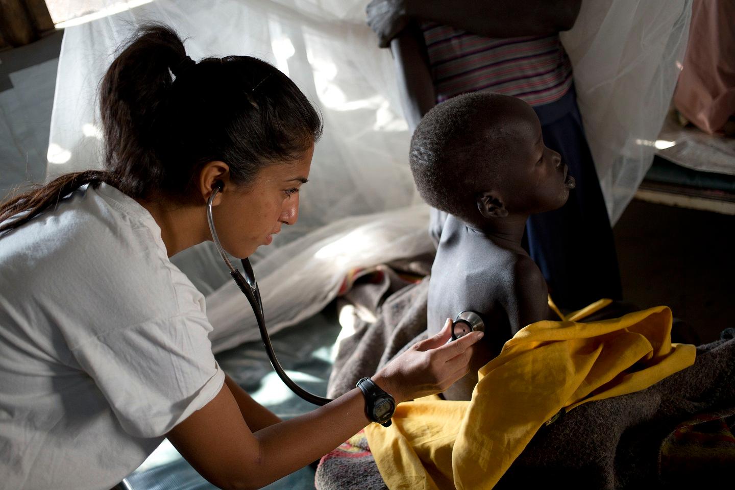 MSF doctor Henna Mustafa examines Nyathak Yien, a kala azar patient at the MSF hospital in Lankien, South Sudan, 13 January 2015. 