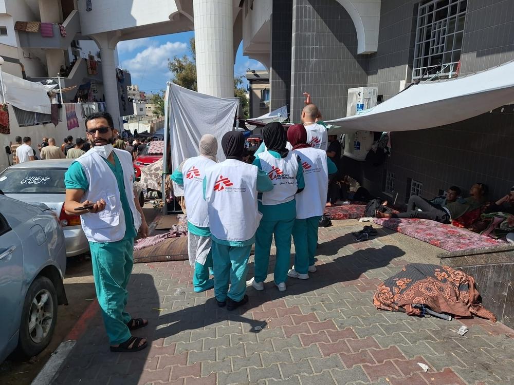 MSF checks the health of refugees outside Al Shifa hospital. 20 October 2023 