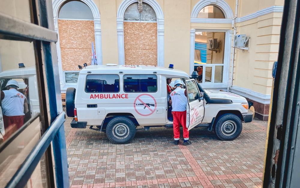 On 20 and 22 October 2023, MSF transferred patients in ambulances from the hospital to the station, where they boarded the MSF medical evacuation train 