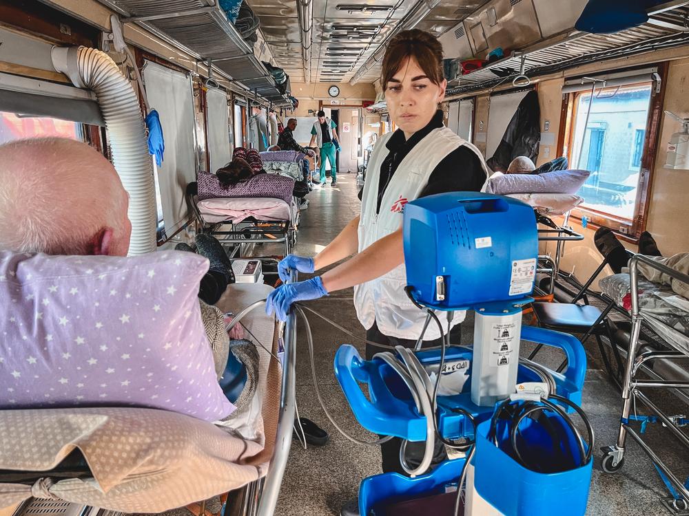 MSF nurse, Halyna Milovus, checks the blood pressure of a patient on the MSF medical evacuation train. 