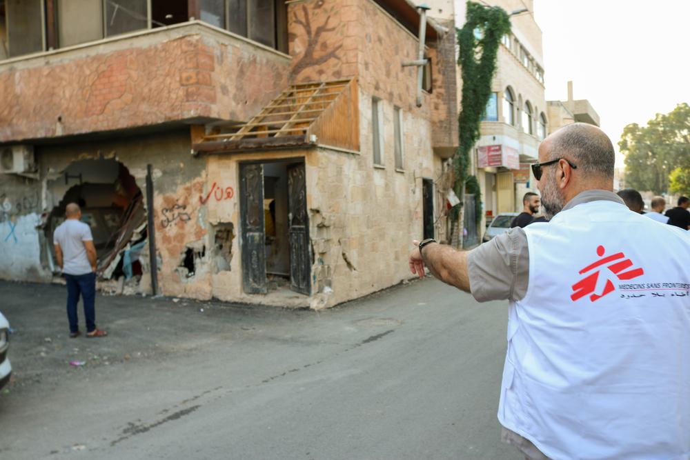 Le personnel de MSF et des ambulanciers locaux inspectent les restes d'un bâtiment détruit lors d'une incursion israélienne dans le camp de réfugiés de Jénine en juillet. Palestine, 25 octobre 2023. 