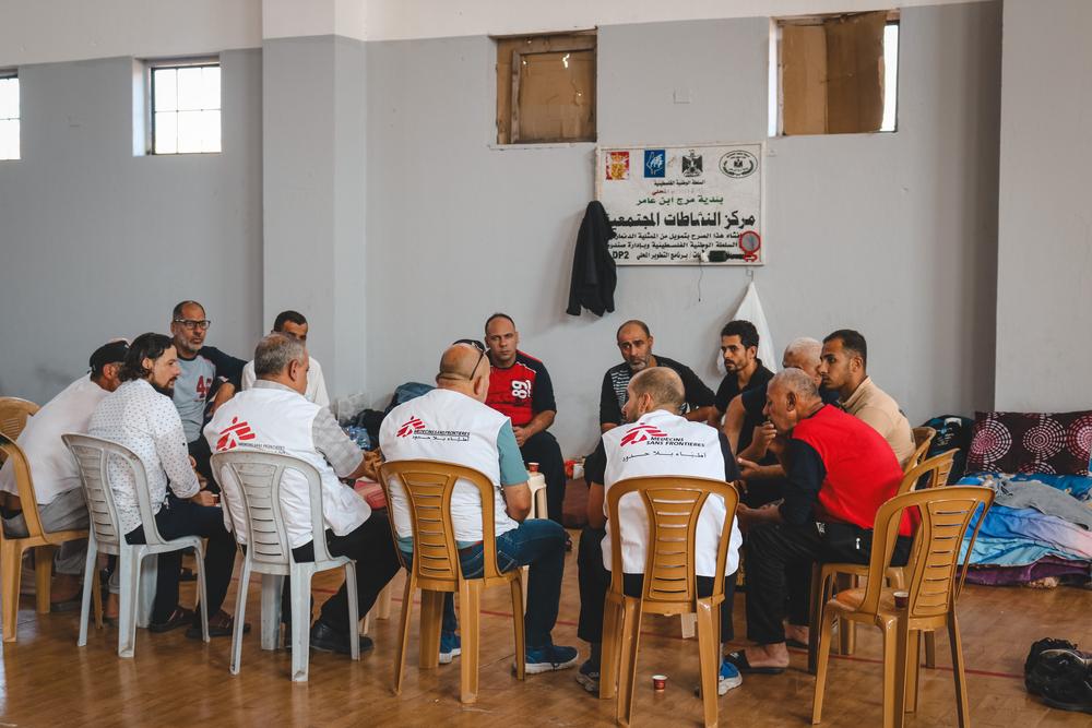 Les équipes de MSF soutiennent les déplacés de Gaza en Cisjordanie par des dons et un soutien en santé mentale dans les centres de déplacés où ils sont hébergés. 