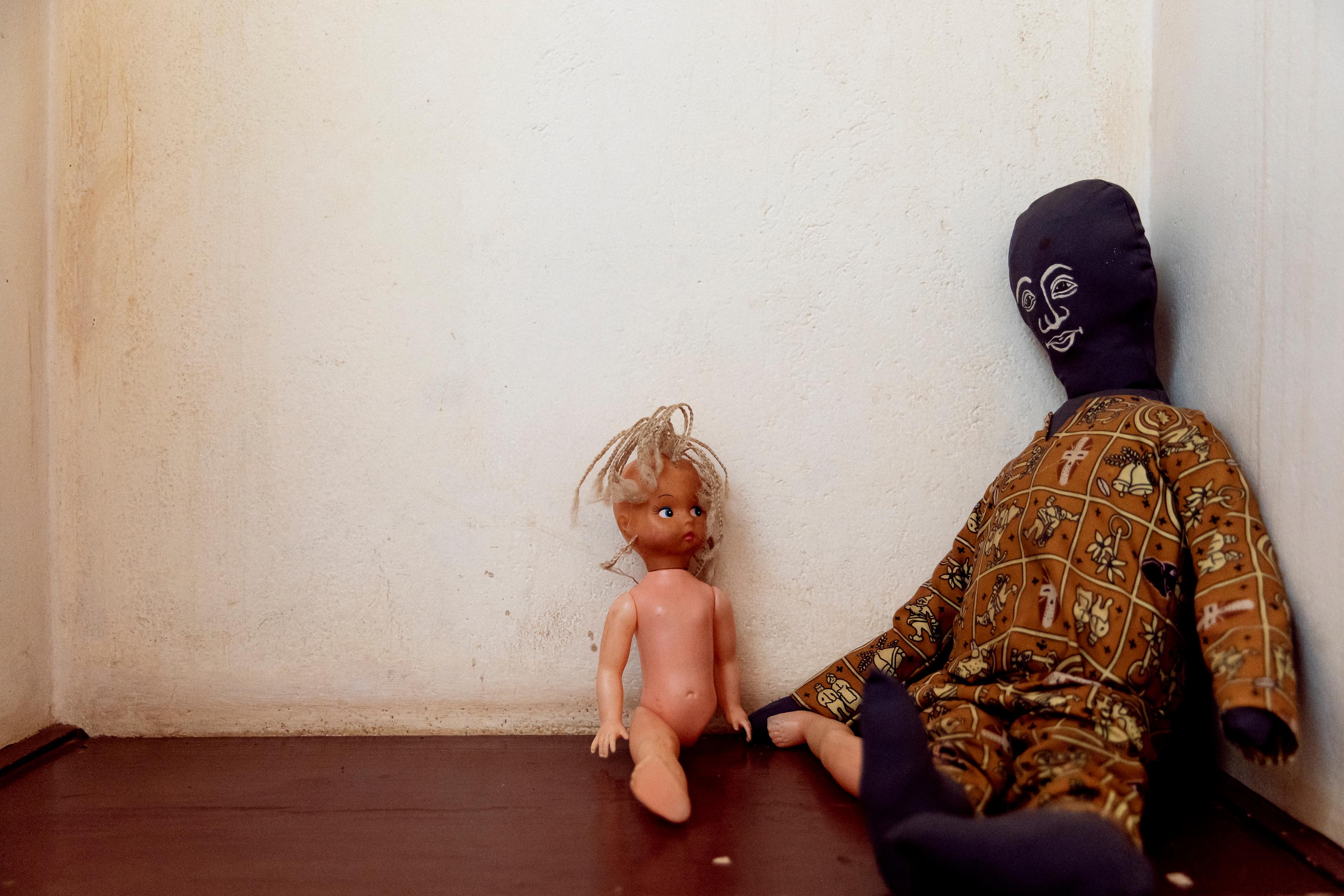 Dolls used by the children admitted to the Tongolo service at the community hospital in Bangui, CAR, to show where they have been touched. Tongolo. November 2020. 