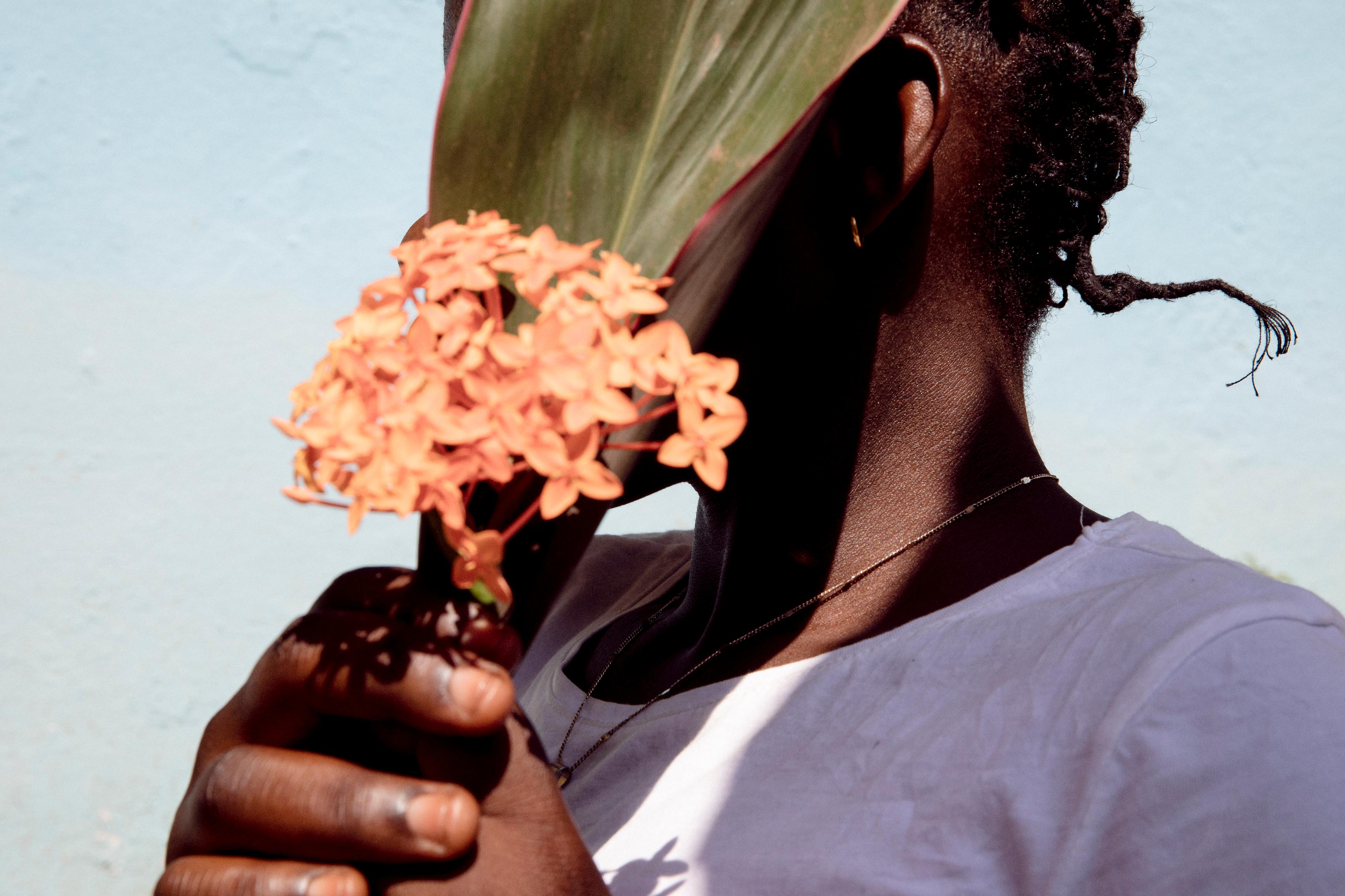 Charlotte, 18 ans, (le nom a été changé pour des raisons de protection) pose pour un portrait dans le jardin du centre Tongolo. Tongolo. Novembre 2020. 