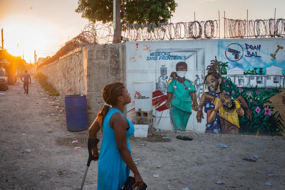 Entrée principale de l'hôpital de Tabarre. Depuis novembre 2019, MSF a admis plus de 1 700 patients et réalisé plus de 3 600 interventions chirurgicales, en plus de fournir des services de physiothérapie et des soins pour les besoins médicaux connexes de ces patients. 