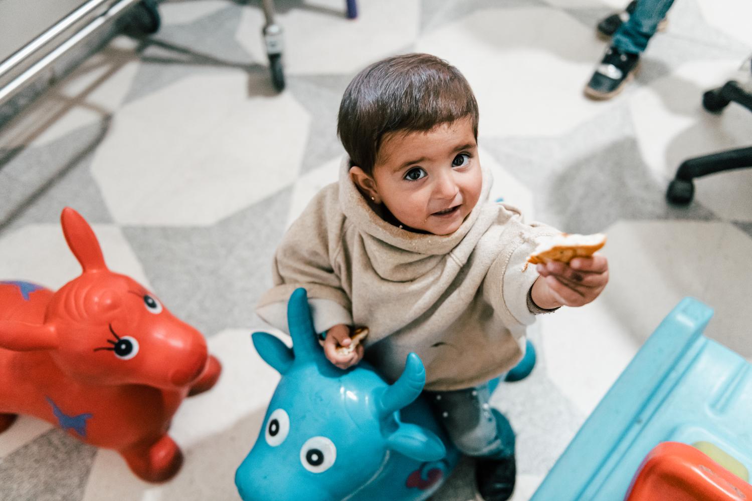 Zeinab, la plus jeune fille d&#039;Ahmed, est âgée de 18 mois et a été diagnostiquée avec de l’anémie. Vallée de la Bekaa. Liban. 2020. 