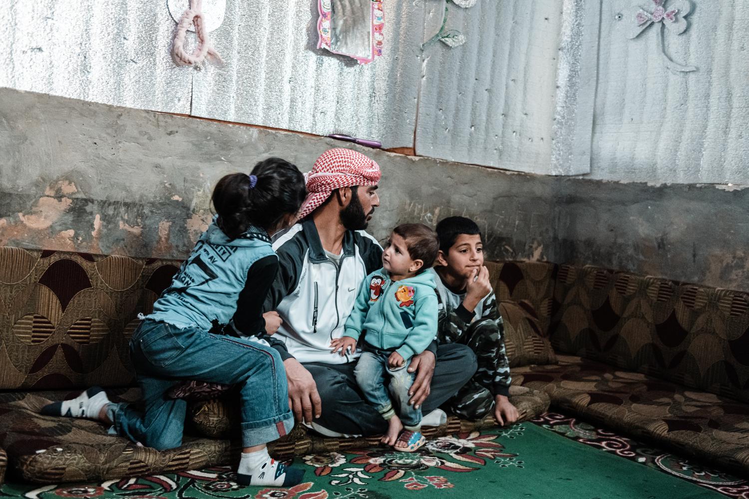 Ahmed vit avec ses enfants dans un abri de fortune. Vallée de la Bekaa. Liban. 2020. 