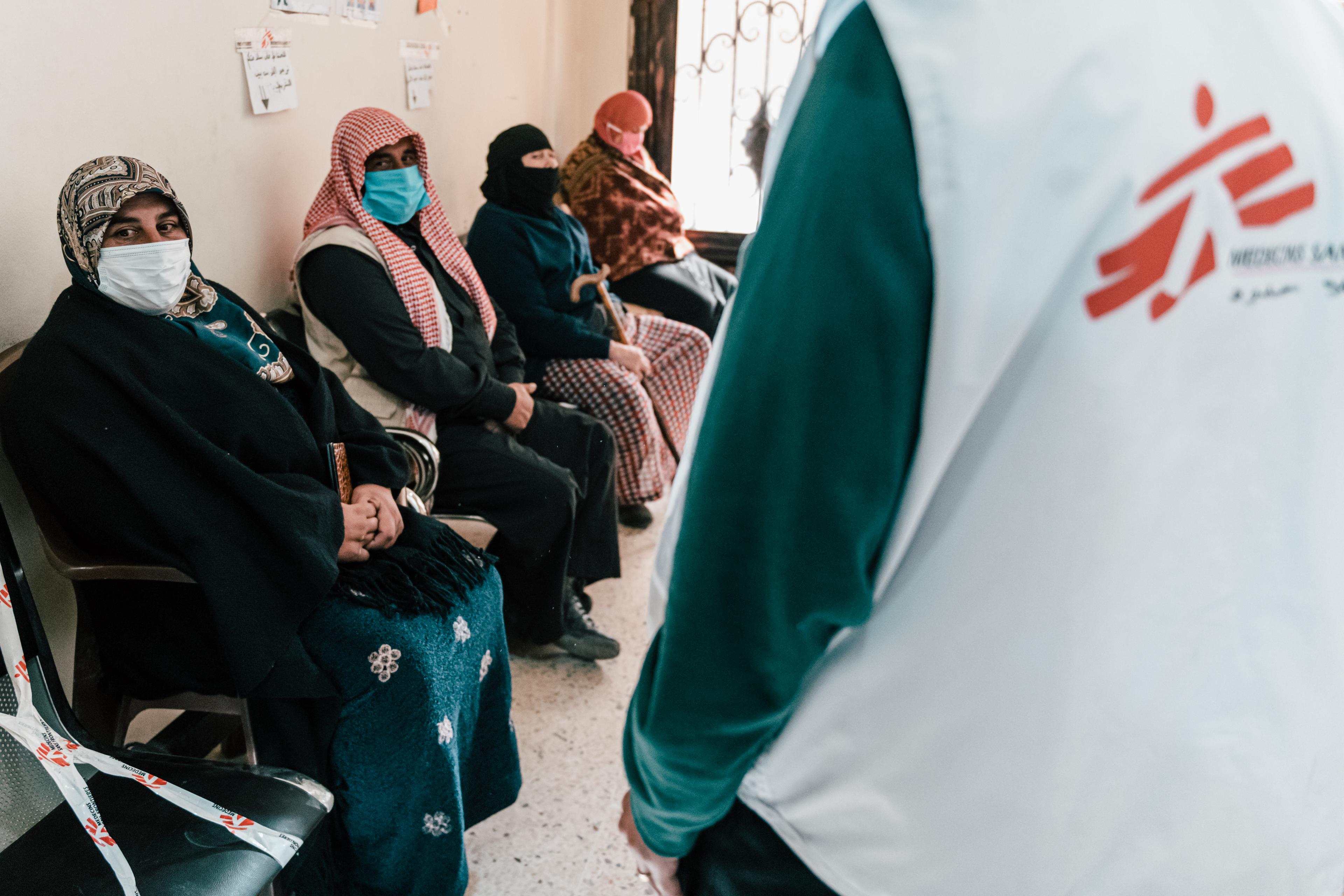 Patients dans la salle d&#039;attente de la clinique MSF d&#039;Arsal. Decembre 2020. 