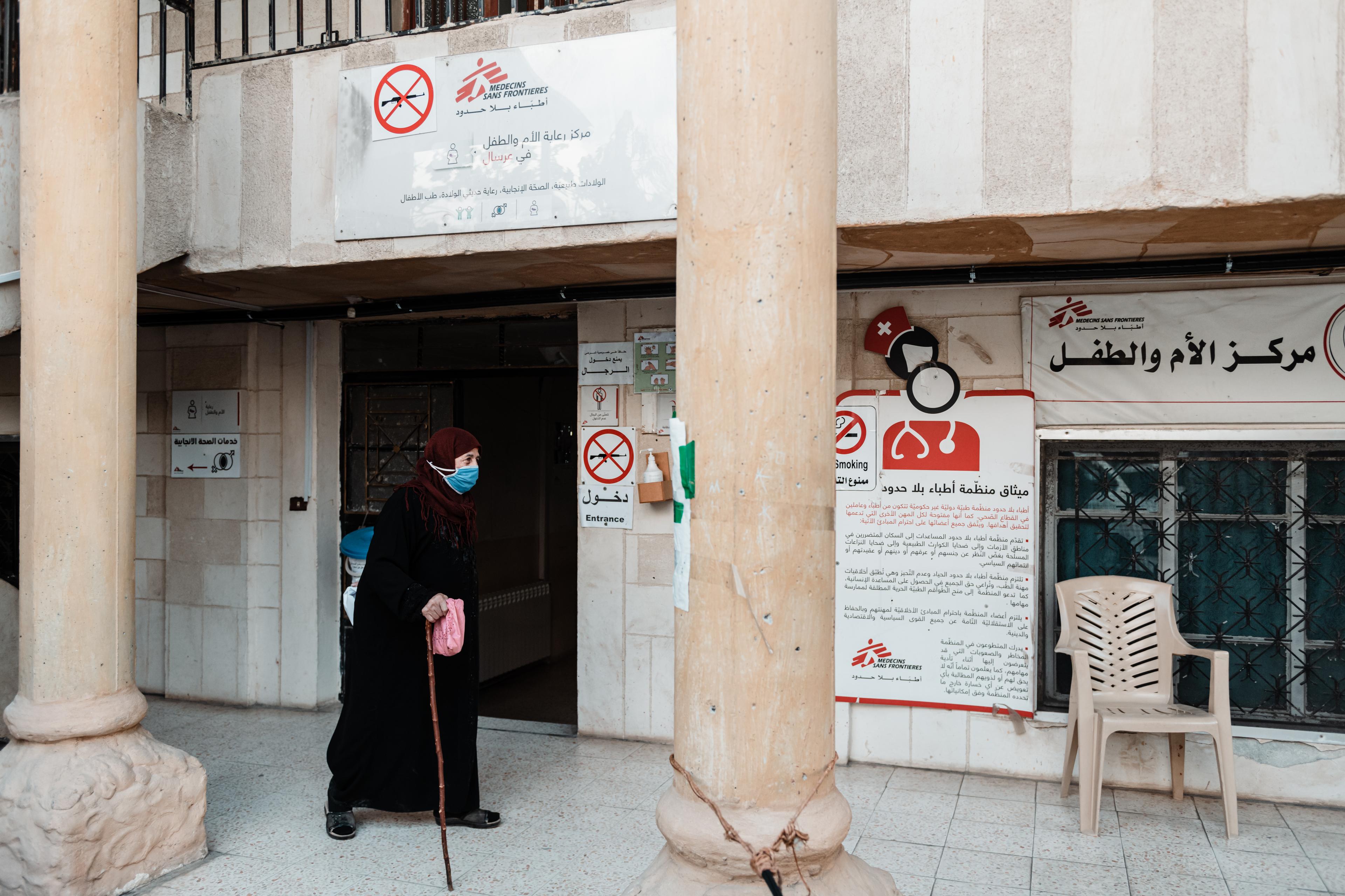 Une patiente sortant de sa consultation à la clinique MSF d'Arsal. Décembre 2020. 