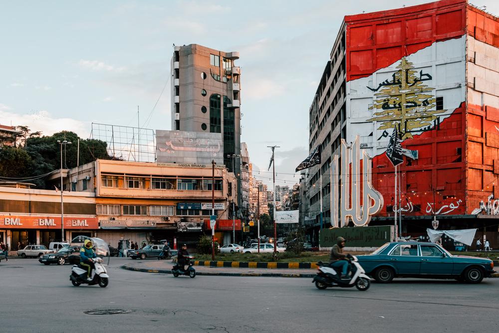 La place El Nour, place principale au cœur de Tripoli et lieu emblématique de la révolution de 2019, juste avant l&#039;heure du couvre-feu. Novembre 2020. 