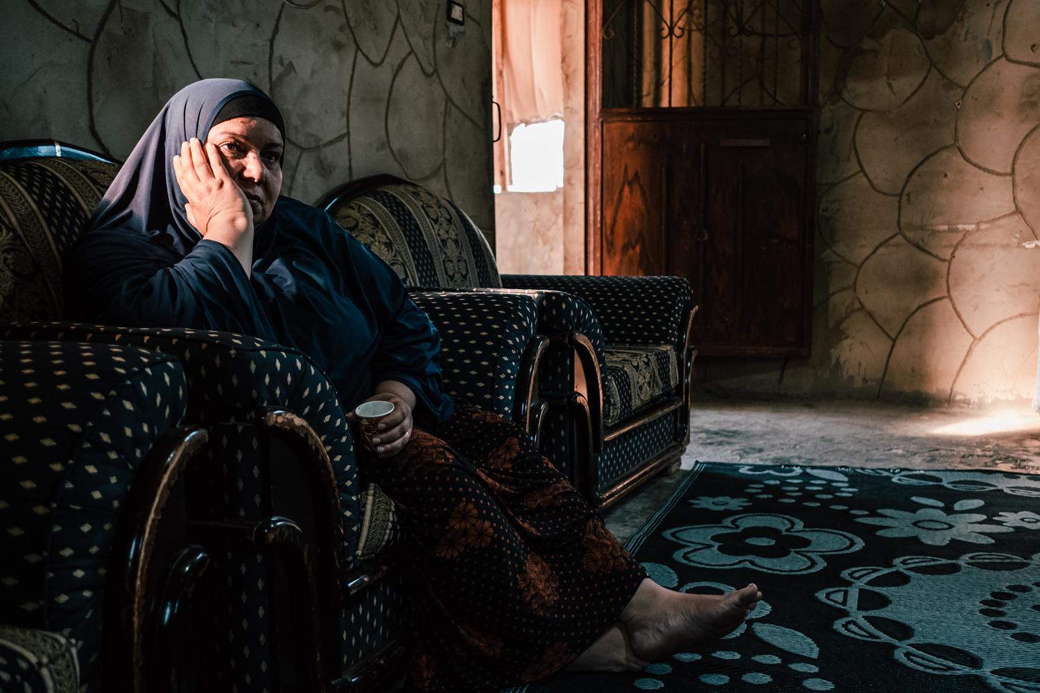 Mariam, 49 ans, a huit enfants. Elle vit avec son fils cadet et deux autres femmes dans un quartier défavorisé d&#039;Abdeh, une ville située dans le nord du pays, dans le gouvernorat d&#039;Akkar. Liban, novembre 2020. 