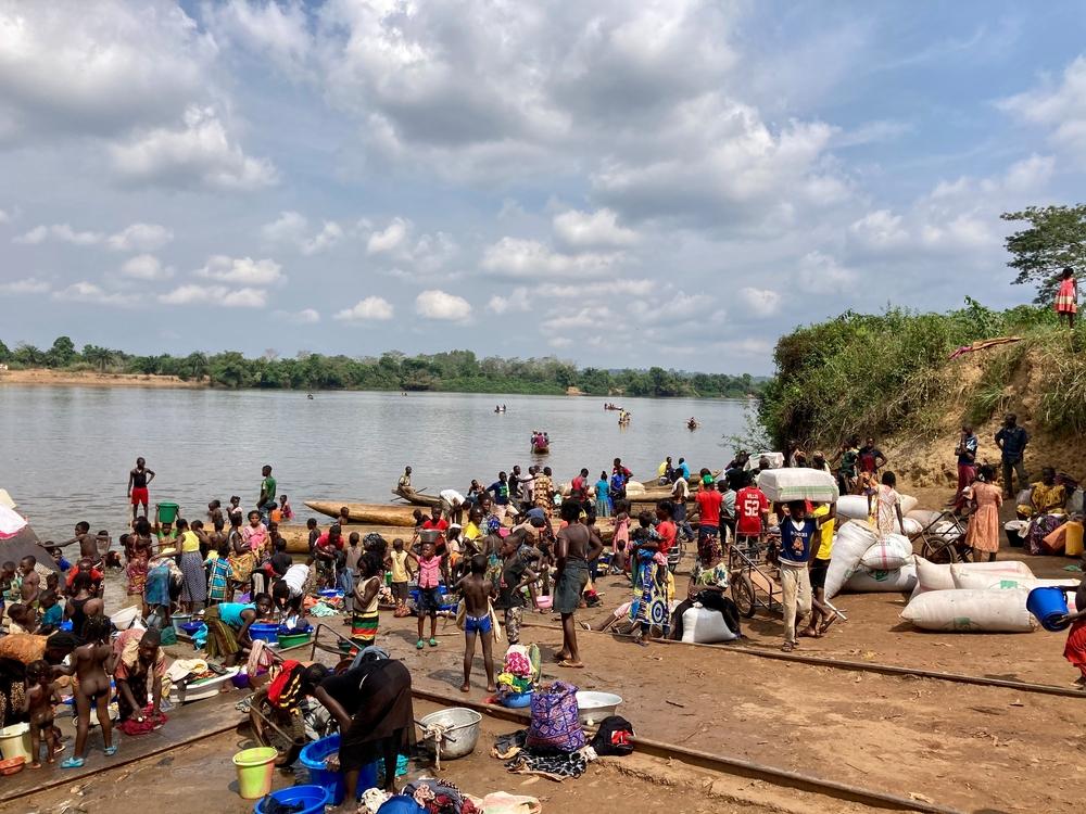 Selon certaines estimations, plus de 12 000 réfugiés sont arrivés à Ndu dans le nord de la RDC. en quelques jours seulement. 