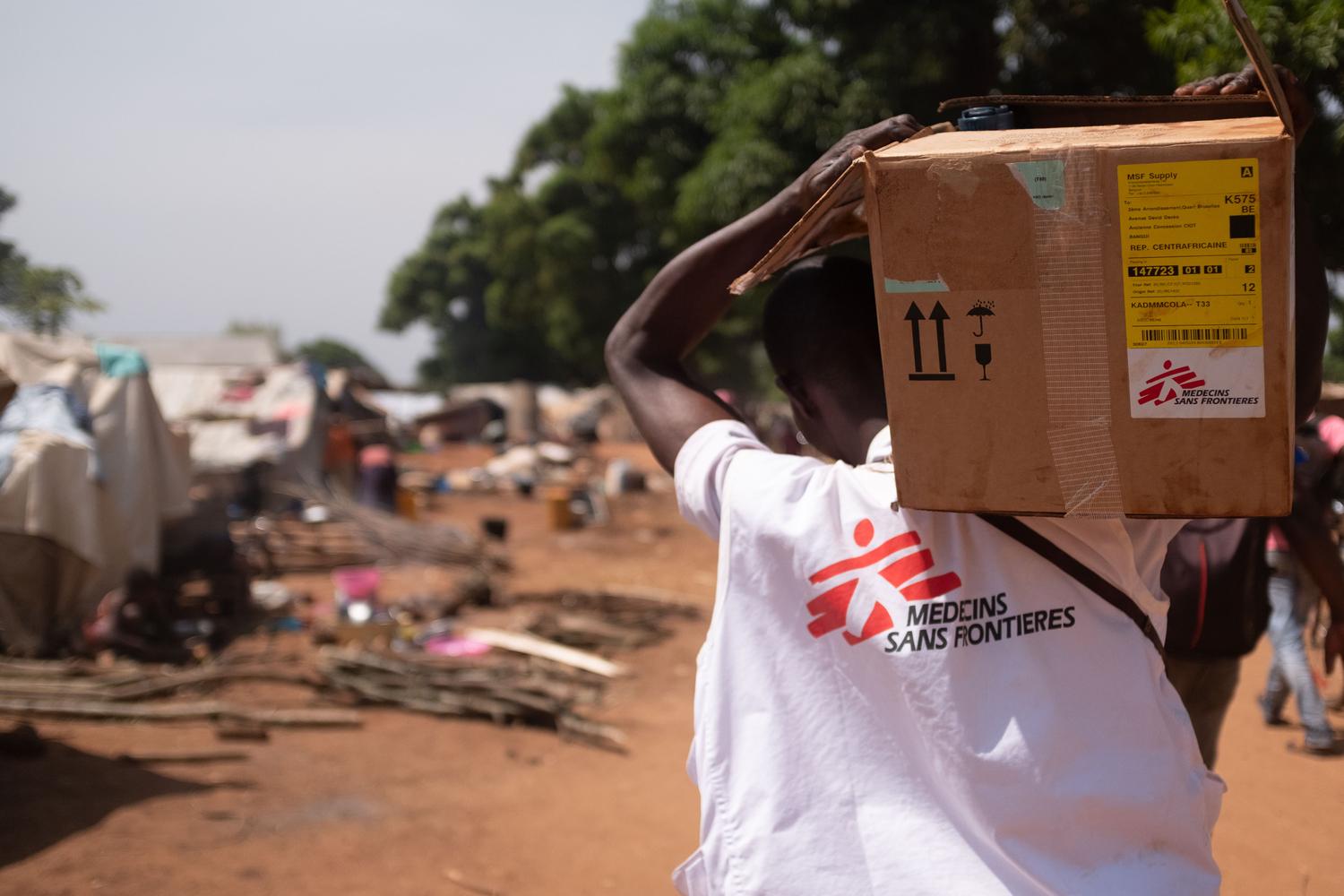 Un employé de MSF transporte des médicaments et du matériel pour la purification de l'eau au centre de santé de Bondeko à Ndu. Nord de la République démocratique du Congo. Janvier 2021 