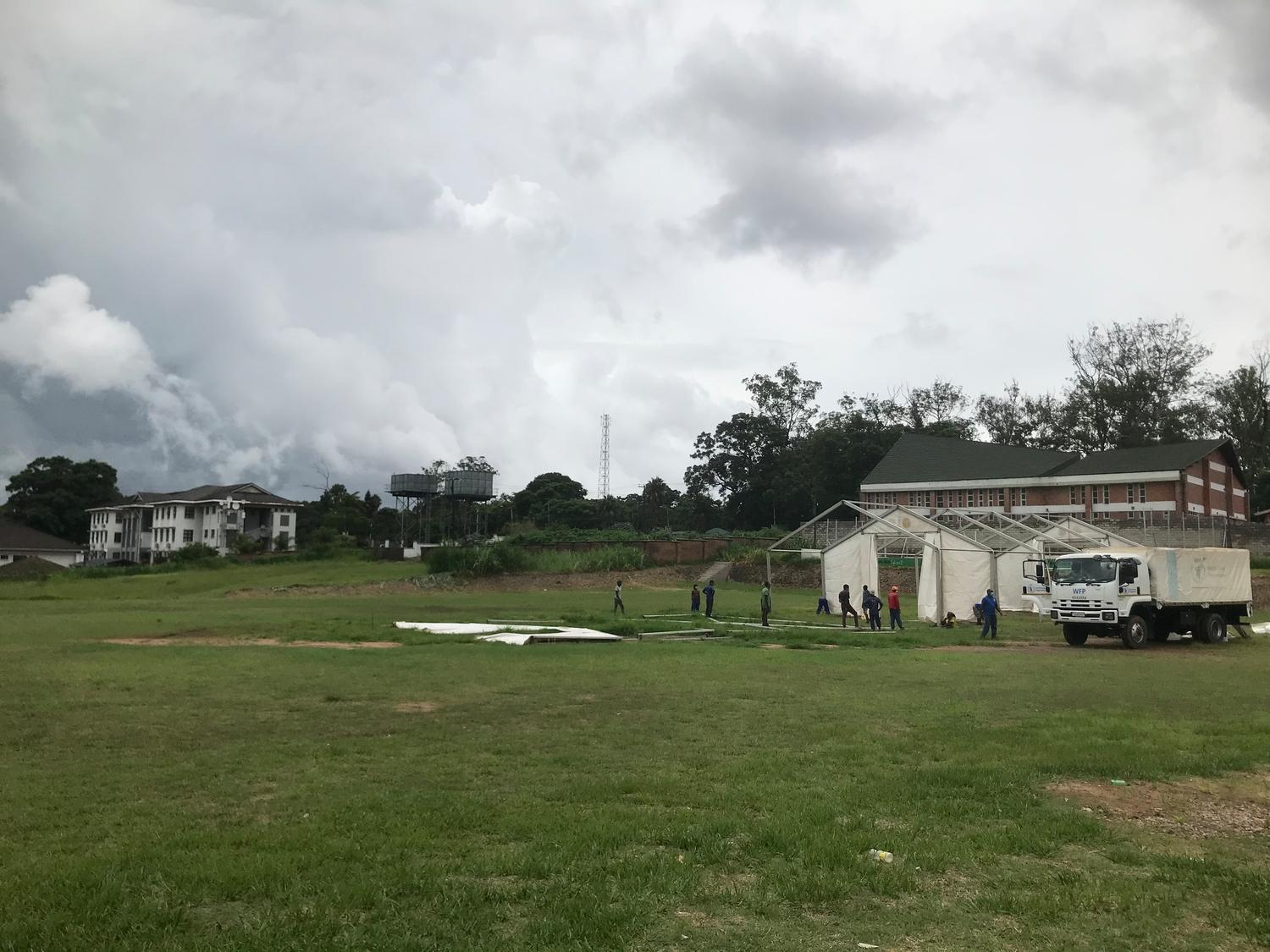 MSF teams are constructing a new temporary ward to cope with an influx of severe COVID-19 patients in Blantyre. Malawi, January 2021. 