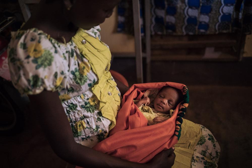 Princia tient dans ses bras l'une des jumelles, qu'Esther, sa maman vient de mettre au monde, quelques jours seulement après les affrontements du 3 janvier 2021 à Bangassou. 