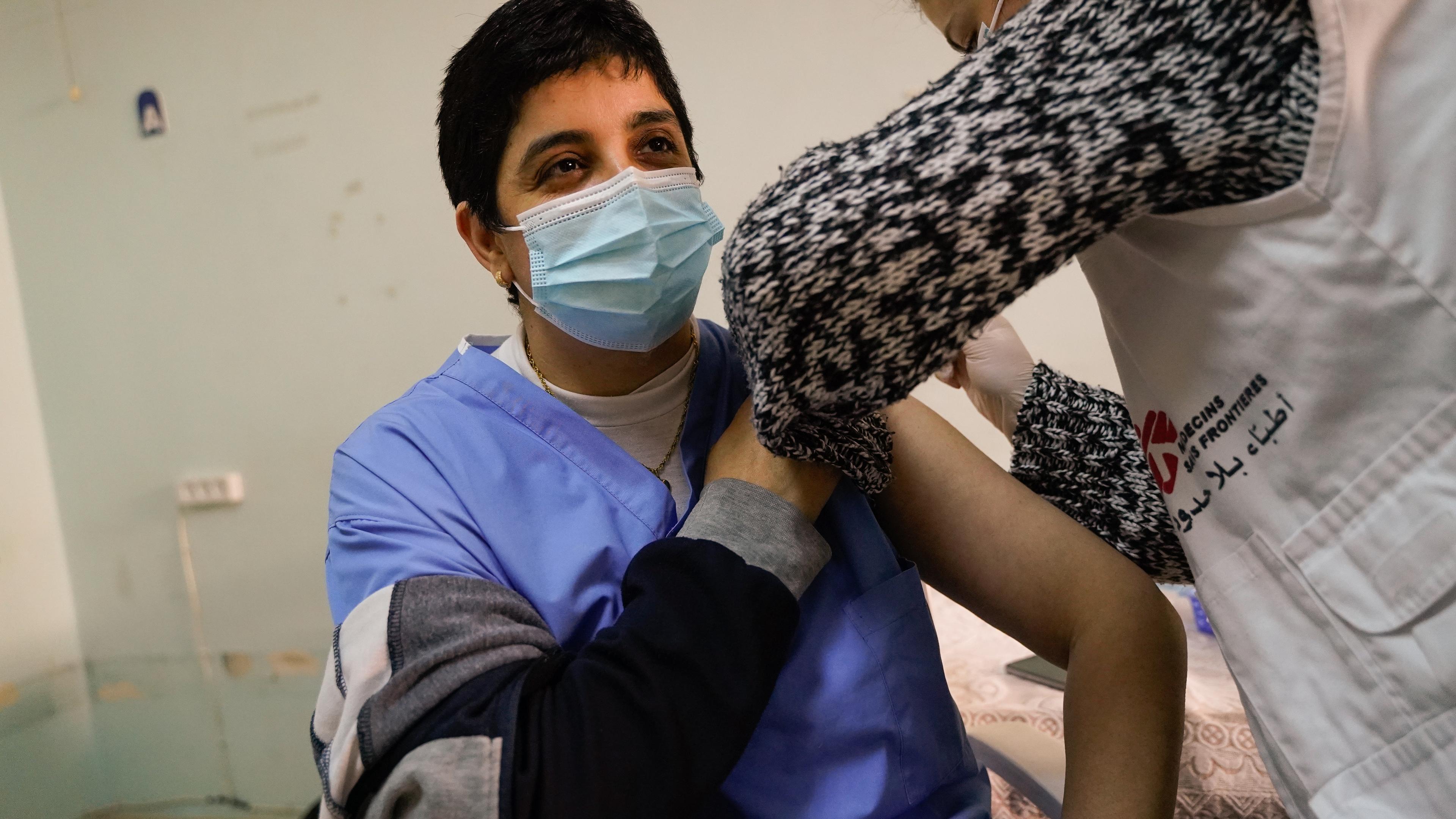 Les équipes médicales mobiles de MSF vaccinent les personnes âgées et le personnel de santé de première ligne dans une maison de retraite à Tripoli. Liban. Mars 2021. 