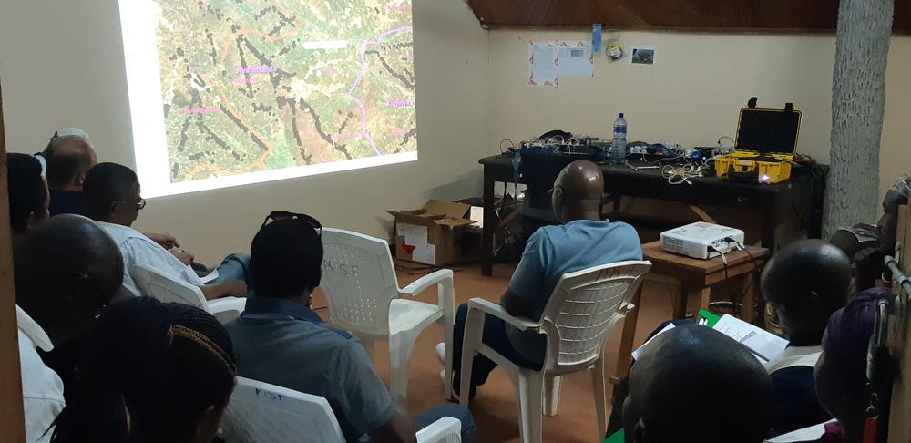 Lors de la séance quotidienne de débriefing en fin de soirée avec les chefs d&#039;équipe, une carte indique l&#039;avancement de la journée et les objectifs du lendemain dans le traitement des maisons contre les moustiques.