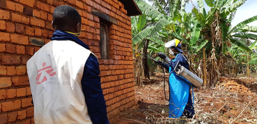 Un pulvérisateur traite une maison contre les moustiques lors de la campagne 2019 de pulvérisation résiduelle intérieure dans le district sanitaire de Kinyinya au Burundi. 