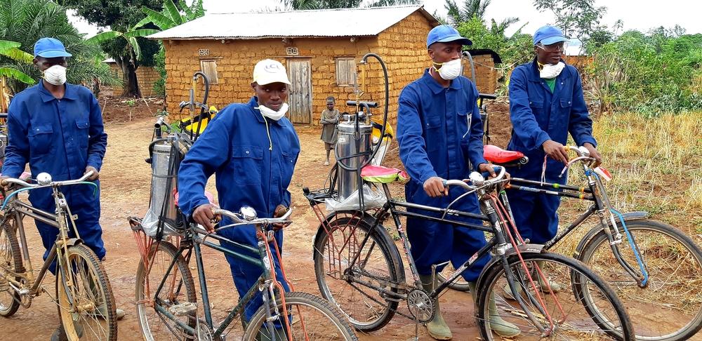 Une équipe arrive dans un village pour traiter les maisons contre les moustiques lors de la campagne 2019 de pulvérisation dans le district sanitaire de Kinyinya au Burundi. 