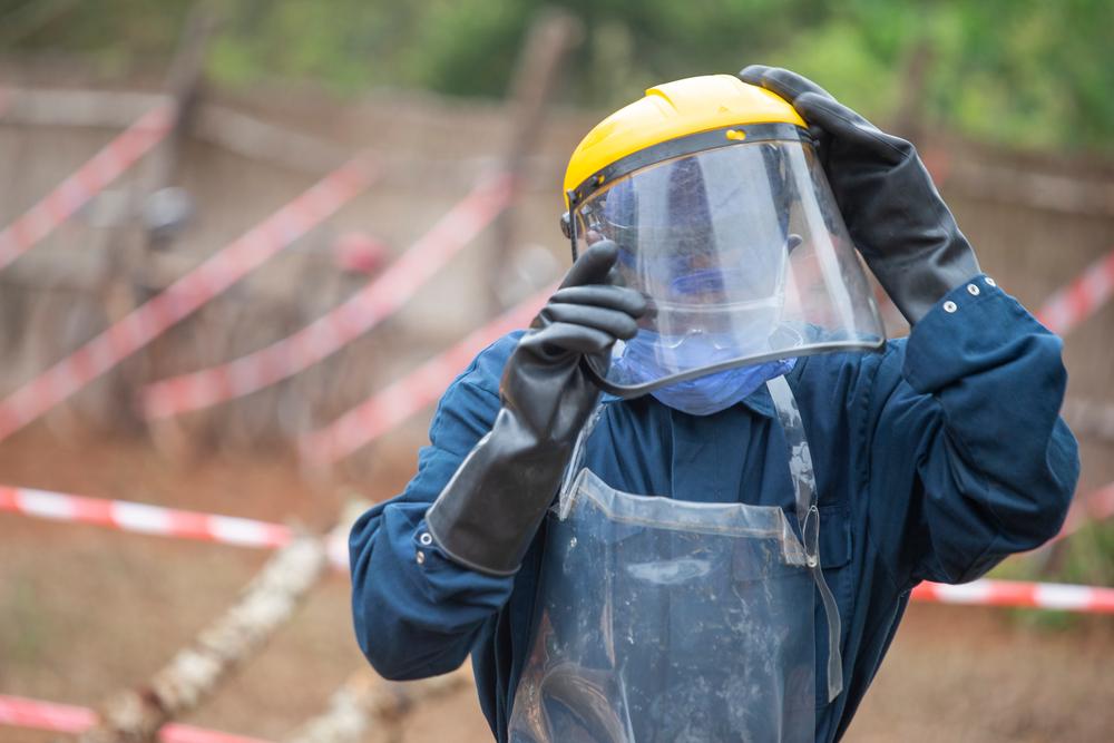 Un pulvérisateur se prépare à traiter une maison contre les moustiques sur la colline de Ruyaga, dans le district sanitaire de Kinyinya.