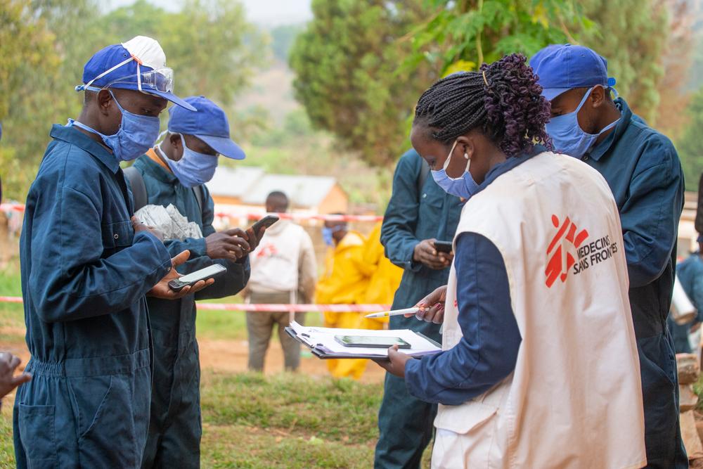 Jeanine Arakaza, superviseur MSF, suit l&#039;une des équipes chargées de pulvériser les maisons contre les moustiques sur la colline de Ruyaga, district sanitaire de Kinyinya, au Burundi....